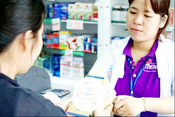 Kh&aacute;ch h&agrave;ng mua TPCN tại một cửa h&agrave;ng thuốc tr&ecirc;n địa b&agrave;n TPHCM.