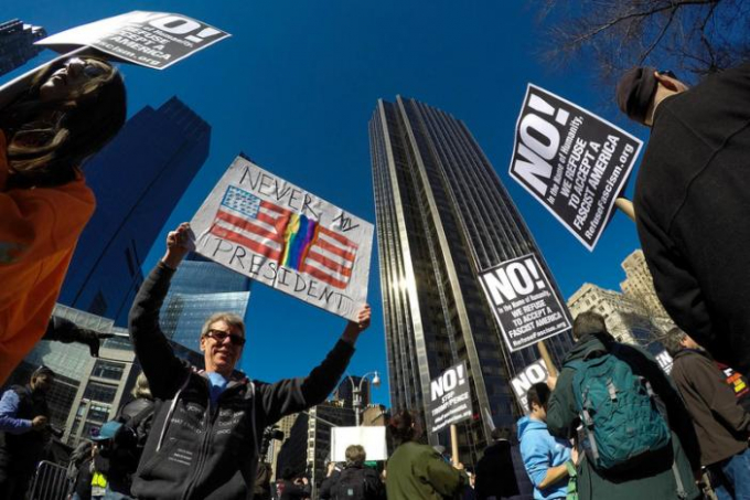 Tại New York, h&agrave;ng trăm người biểu t&igrave;nh đ&atilde; h&ocirc; vang khẩu hiệu &ldquo;&Ocirc;ng ta đ&atilde; lừa đảo, &ocirc;ng ta đ&atilde; n&oacute;i dối&rdquo;; &ldquo;Duy tr&igrave; hiến ph&aacute;p hiện h&agrave;nh&rdquo;; &ldquo;Buộc tội kẻ n&oacute;i dối&rdquo; v&agrave;