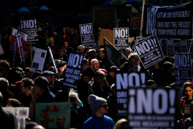 &ldquo;Ch&uacute;ng t&ocirc;i kh&ocirc;ng phải c&ocirc;ng d&acirc;n Mỹ. Nhưng t&ocirc;i muốn chắc rằng con trai ch&uacute;ng t&ocirc;i (7 th&aacute;ng tuổi) c&oacute; một ch&iacute;nh phủ tốt&rdquo;, anh Luis Llobera, 38 tuổi đi c&ugrave;ng vợ v&agrave; con từ quận Westchester đến New York để tham gia cuộc biểu t&igrave;nh chống Trump.