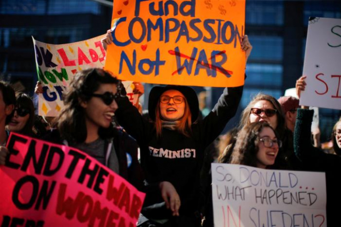 Chia sẻ với Reuters, những người biểu t&igrave;nh cho biết họ biểu t&igrave;nh để phản đối quyết định cắt giảm ng&acirc;n s&aacute;ch cho chi ti&ecirc;u li&ecirc;n bang v&agrave; x&acirc;y bức tường dọc bi&ecirc;n giới Mỹ - Mexico của &ocirc;ng Trump.