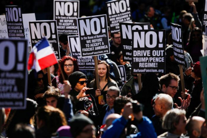 Tại Los Angeles, những người biểu t&igrave;nh k&ecirc;u gọi ch&iacute;nh phủ ch&uacute; &yacute; đến vụ trấn &aacute;p người nhập cư của Tổng thống Trump v&agrave; phản ứng của đảng Cộng h&ograve;a đối với biến đổi kh&iacute; hậu v&agrave; m&ocirc;i trường.&nbsp;