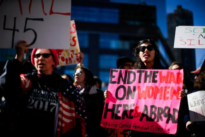 Được biết, &yacute; tưởng biểu t&igrave;nh trong &ldquo;ng&agrave;y tổng thống&rdquo; cũng xuất ph&aacute;t từ Los Angeles khi 4.300 người đăng k&yacute; tr&ecirc;n Facebook rằng họ sẽ tham gia sự kiện n&agrave;y. Sau đ&oacute; &yacute; tưởng n&agrave;y lan sang c&aacute;c th&agrave;nh phố v&agrave; nhiều bang kh&aacute;c của Mỹ.