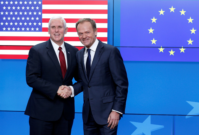 Ph&oacute; Tổng thống Mỹ Mike Pence (tr&aacute;i) bắt tay Chủ tịch Hội đồng ch&acirc;u &Acirc;u Donald Tusk tại cuộc gặp ở Brussels, Bỉ h&ocirc;m 20/2. Ph&iacute;a sau Ph&oacute; Tổng thống Pence l&agrave; cờ Mỹ bị ph&aacute;t hiện c&oacute; lỗi. (Ảnh: Reuters)