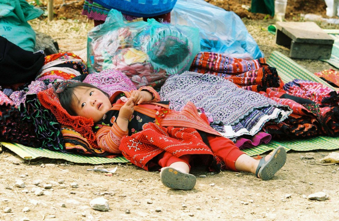 Ph&uacute;t nghỉ ngơi trong khi đợi bố mẹ b&aacute;n h&agrave;ng.