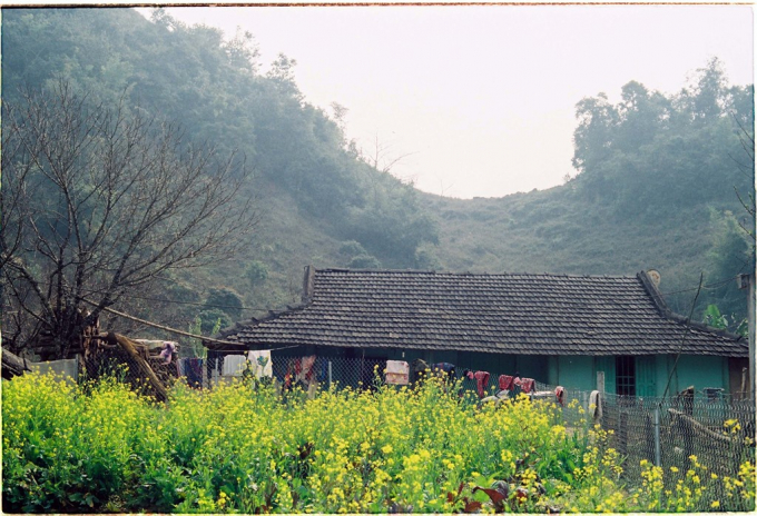 Một căn nh&agrave; m&aacute;i ng&oacute;i ở Mộc Ch&acirc;u, kiểu kiến tr&uacute;c phổ biến tại nơi đ&acirc;y.