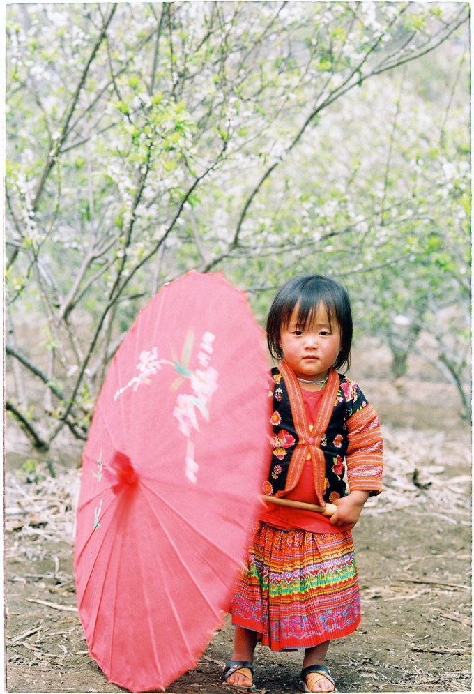 Em b&eacute; với bộ trang phục truyền thống.