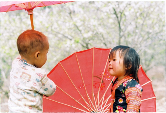 Ph&uacute;t nghỉ ngơi trong khi đợi bố mẹ b&aacute;n h&agrave;ng.