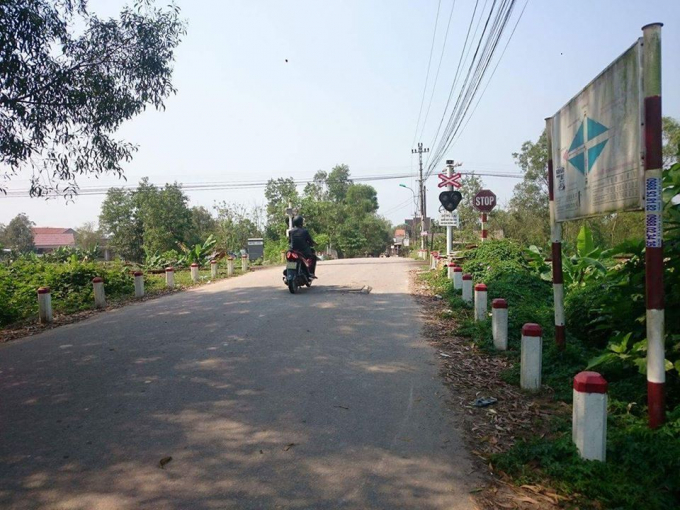 Những con đường ngang d&acirc;n sinh qua đường ray t&agrave;u hỏa to rộng, chỉ c&oacute; biển cảnh b&aacute;o nguy hiểm kh&ocirc;ng c&oacute; r&agrave;o chắn kh&aacute; phổ biển ở tỉnh Thừa Thi&ecirc;n Huế.