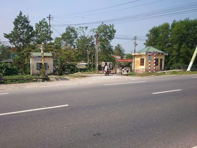 Một đường d&acirc;n sinh ngang qua đường sắt gần đường Quốc lộ 1A.