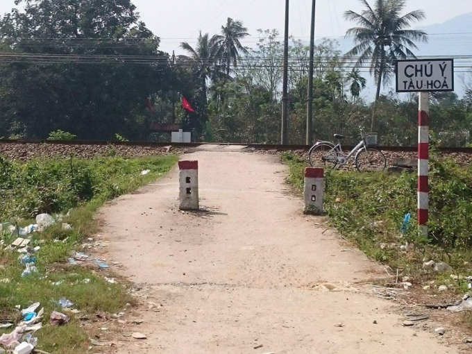 Tuy đường n&agrave;y kh&ocirc;ng lưu th&ocirc;ng được xe &ocirc; t&ocirc;, nhưng đối với đi lại bằng phương tiện xe m&aacute;y, xe đạp hay đi bộ cũng cần cảnh gi&aacute;c.