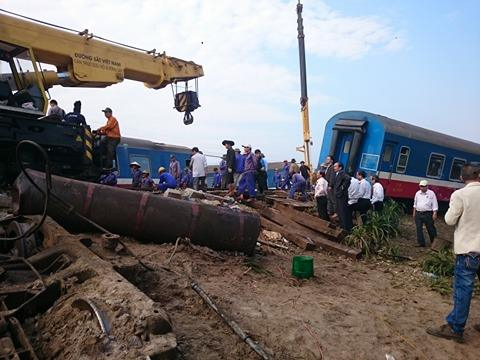 Hiện trường vụ va chạm giữa t&agrave;u hỏa v&agrave; xe tải khiến 3 người tử vong.