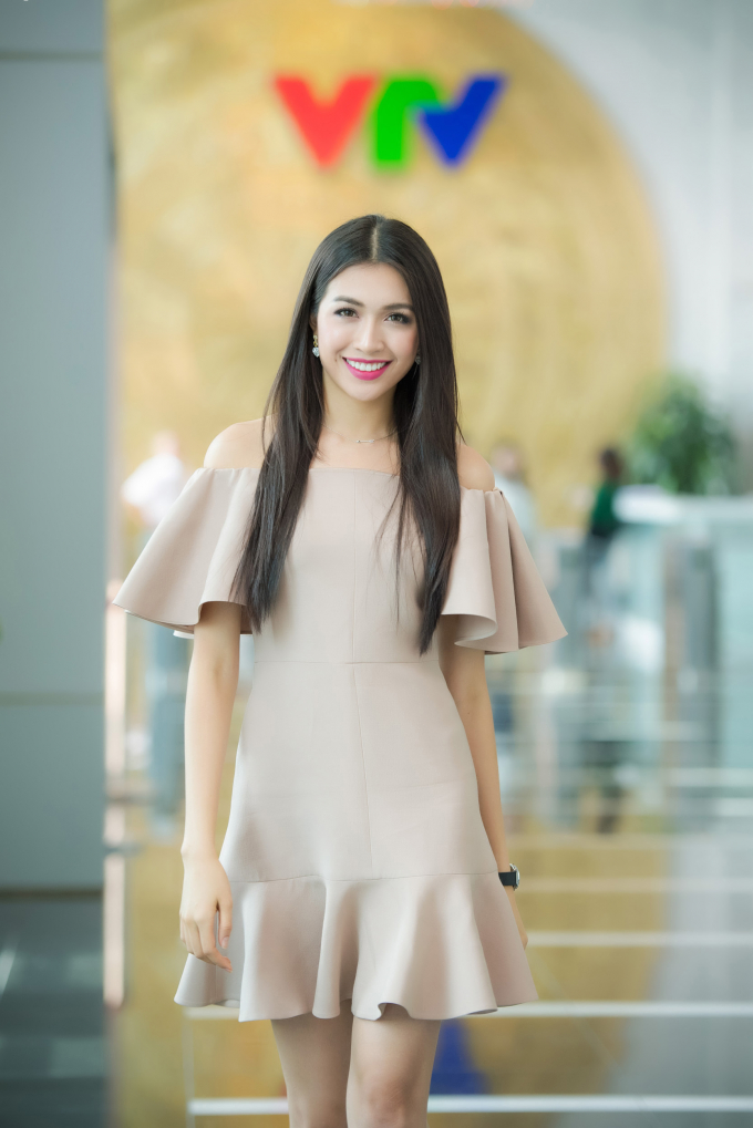 Lệ Hằng chọn lối trang điểm ngọt ng&agrave;o v&agrave; kiểu t&oacute;c su&ocirc;ng d&agrave;i để ph&ugrave; hợp với trang phục xuất hiện trong chương tr&igrave;nh