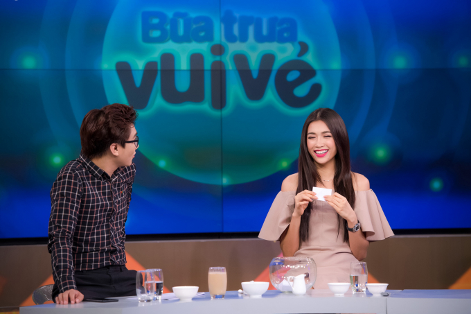 Hai MC C&ocirc;ng Tố v&agrave; Ho&agrave;ng Trang c&ograve;n d&agrave;nh tặng danh hiệu