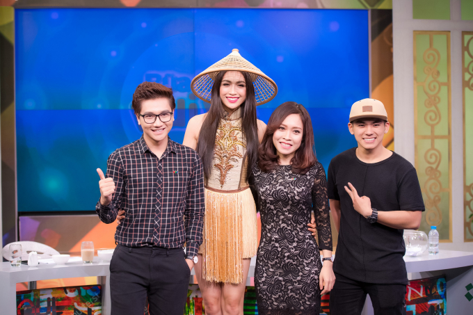 &nbsp;Th&ocirc;ng qua cơ hội n&agrave;y, Lệ Hằng muốn giới thiệu bộ trang phục d&acirc;n tộc kỳ c&ocirc;ng đến kh&aacute;n giả cả nước. &Aacute; hậu cũng d&agrave;nh lời cảm ơn đến ban tổ chức Hoa hậu Ho&agrave;n vũ Việt Nam v&agrave; nh&agrave; thiết kế Th&aacute;i Trung Tin v&igrave; bộ trang phục đ&atilde; gi&uacute;p c&ocirc; tỏa s&aacute;ng tại cuộc thi quốc tế vừa qua.