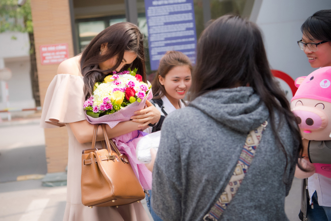 Sau khi kết th&uacute;c chương tr&igrave;nh, &Aacute; hậu Ho&agrave;n vũ bất ngờ được fanclub tiếp đ&oacute;n nồng nhiệt ngay tại địa điểm ghi h&igrave;nh. C&aacute;c fan chuẩn bị hoa, gấu b&ocirc;ng v&agrave; m&oacute;n cốm đặc sản của H&agrave; Nội m&agrave; Lệ Hằng v&ocirc; c&ugrave;ng y&ecirc;u th&iacute;ch. M&agrave;n ch&agrave;o đ&oacute;n bất ngờ n&agrave;y khiến Lệ Hằng kh&ocirc;ng khỏi vui mừng v&agrave; ghi lại nhiều kỷ niệm với kh&aacute;n giả h&acirc;m mộ. &Aacute; hậu v&ocirc; c&ugrave;ng năng động, h&agrave;o hứng v&agrave; lu&ocirc;n nở nụ cười tr&ecirc;n m&ocirc;i.&nbsp;