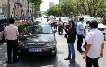 Hàng loạt ôtô biển xanh đậu trên vỉa hè Sài Gòn bị xử phạt