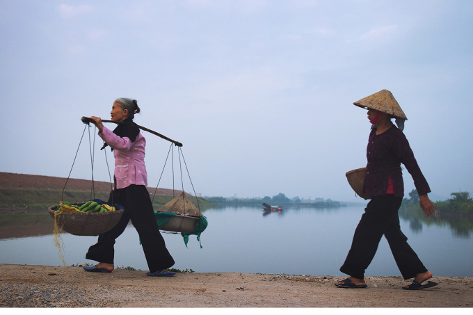 Những bước ch&acirc;n vội v&atilde; đến chợ, những người đi chợ để b&aacute;n thường đến sớm hơn để chọn cho m&igrave;nh một chỗ ngồi tốt nhất &nbsp;