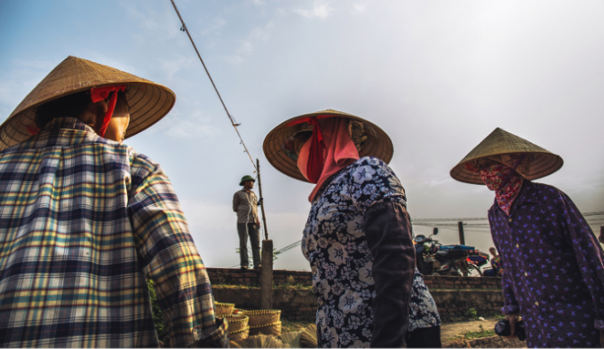 Những người đi chợ để mua thường đến muộn hơn, khi đ&atilde; đầy đủ c&aacute;c h&agrave;ng qu&aacute;n&nbsp;