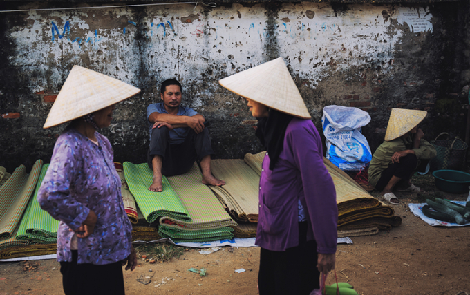 Ngo&agrave;i việc mua sắm, chợ phi&ecirc;n c&ograve;n l&agrave; nơi gặp gỡ của những người bạn gi&agrave;