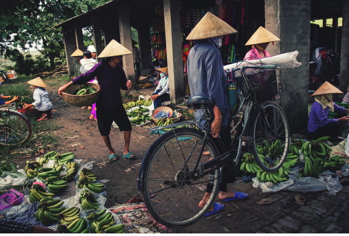 Để thuận tiện cho việc mua b&aacute;n, những mặt h&agrave;ng giống nhau cũng được sắp xếp ngồi gần nhau, một g&oacute;c chợ b&aacute;n chuối.