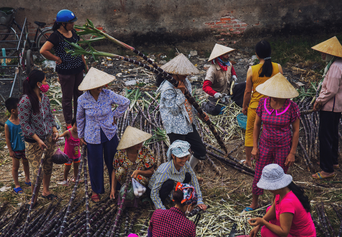 H&agrave;ng b&aacute;n m&iacute;a rất đ&ocirc;ng người mua.