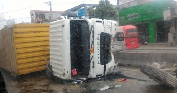 Thanh Hóa: Xe container đâm nát 26m giải phân cách, lật nghiêng văng bánh