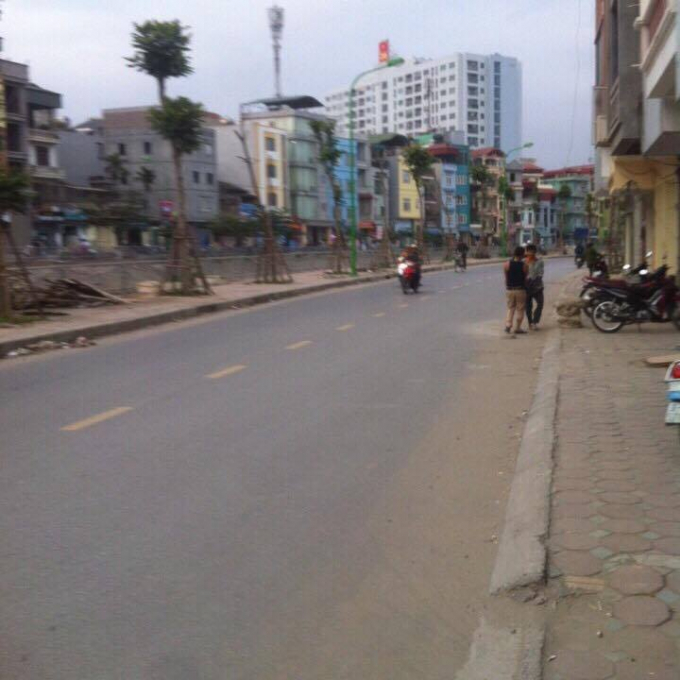 Mặt ng&otilde; 216 Định C&ocirc;ng, hai xe &ocirc; t&ocirc; tr&aacute;nh nhau thoải m&aacute;i.