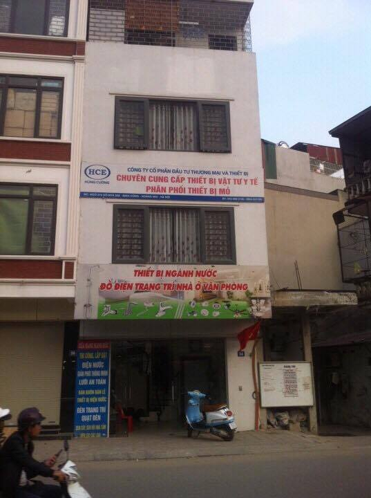 Nh&agrave; c&oacute; vỉa h&egrave; rộng, để được từ 6-8 xe m&aacute;y.