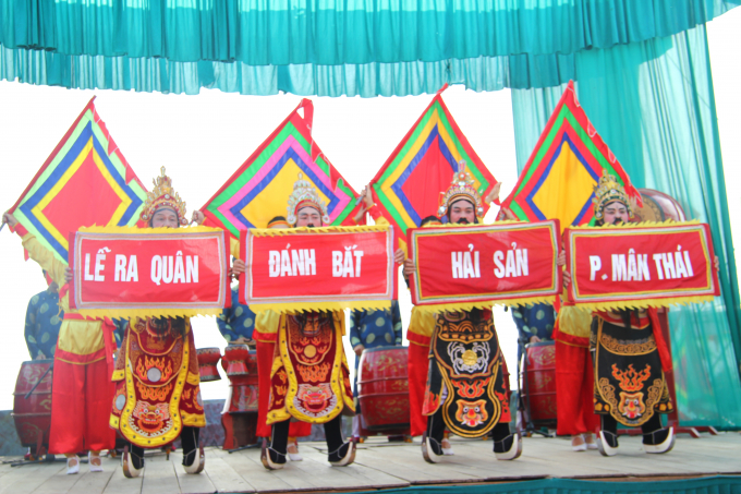 &nbsp;Lễ hội cầu ngư diễn nhằm mục đ&iacute;ch b&agrave;y tỏ l&ograve;ng th&agrave;nh k&iacute;nh với c&aacute;c vị tiền nh&acirc;n, cầu cho Quốc th&aacute;i d&acirc;n an, mưa thuận gi&oacute; h&ograve;a, cầu cho một m&ugrave;a đ&aacute;nh bắt hải sản thắng lợi, vượt qua mọi tai nạn s&oacute;ng gi&oacute;, cầu cho nh&acirc;n d&acirc;n c&oacute; cuộc sống ấm no hạnh ph&uacute;c. (Ảnh: V&acirc;n Trương)