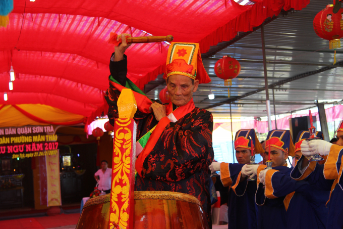 Phần lễ được tổ chức trang nghi&ecirc;m, mở đầu bằng lễ nghinh c&aacute; &Ocirc;ng, lễ c&uacute;ng c&ocirc; hồn, lễ Vọng; lễ cầu an, cầu ngư như: lễ tiểu khước, x&acirc;y chầu h&aacute;t lễ. (Ảnh: V&acirc;n Trương)