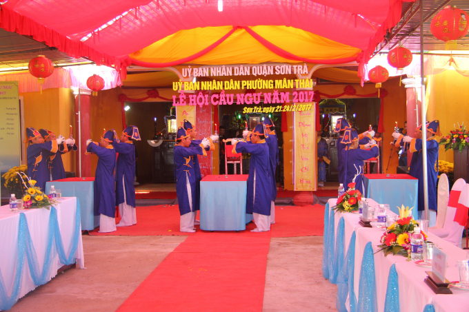 Phần nghi lễ thường được giao cho những người uy t&iacute;n, cao tuổi trong v&ugrave;ng đảm nhiệm. (Ảnh: V&acirc;n Trương)