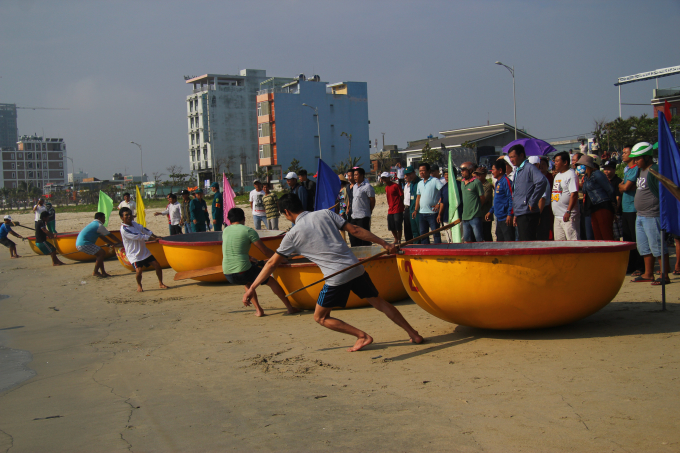 7 thuyền th&uacute;ng tương ứng với 7 phường tr&ecirc;n địa b&agrave;n quận Sơn Tr&agrave; chuẩn bị phần thi ngo&aacute;y thuyền th&uacute;ng của m&igrave;nh. (Ảnh: V&acirc;n Trương)