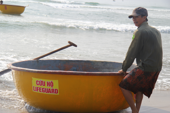 Đại diện của một phường đang cố gắng k&eacute;o thuyền th&uacute;ng của m&igrave;nh v&agrave;o đến đ&iacute;ch để gi&agrave;nh phần thắng. (Ảnh: V&acirc;n Trương)