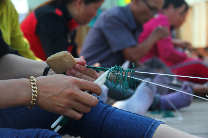 Những người ngư d&acirc;n đang kh&eacute;o l&eacute;o thể hiện phần thi đan lưới của m&igrave;nh. (Ảnh: V&acirc;n Trương)