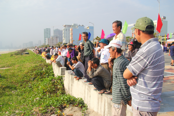 Mặc d&ugrave; lễ hội diễn ra trong thời tiết nắng n&oacute;ng gay gắt nhưng người d&acirc;n nơi đ&acirc;y vẫn ki&ecirc;n tr&igrave; tham gia lễ hội v&agrave; cổ vũ cho c&aacute;c đội chơi. (Ảnh: V&acirc;n Trương)