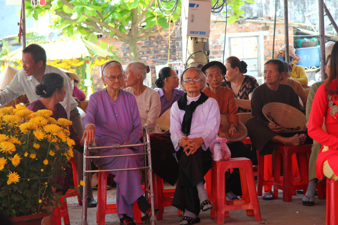 C&aacute;c cụ gi&agrave; cũng c&oacute; mặt trong buổi lễ. (Ảnh: V&acirc;n Trương)