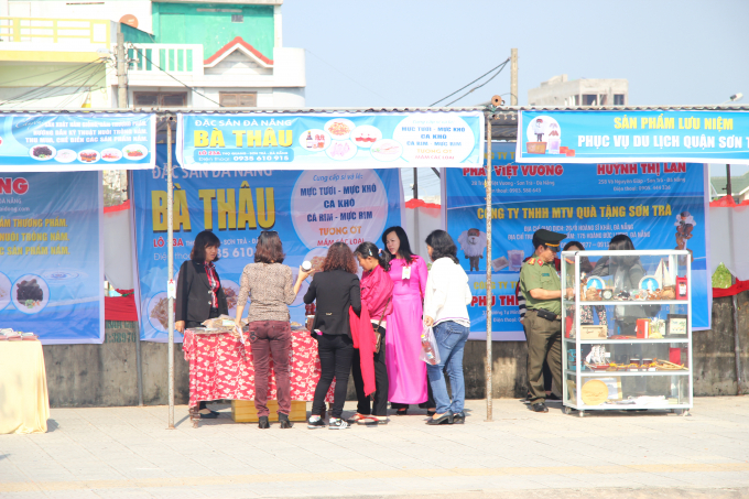 Ngo&agrave;i ra, tại lễ hội cũng c&oacute; những gian h&agrave;ng b&agrave;y b&aacute;n những sản phẩm do ch&iacute;nh ngư d&acirc;n quận Sơn Tr&agrave; đ&aacute;nh bắt ngo&agrave;i biển hoặc c&aacute;c sản phẩm được l&agrave;m kh&ocirc; như: Mực tươi, mực kh&ocirc;, c&aacute; kh&ocirc;, c&aacute; rim... nhằm phục vụ cho du kh&aacute;ch mua về l&agrave;m qu&agrave; hoặc người d&acirc;n mua về sử dụng. (Ảnh: V&acirc;n Trương)