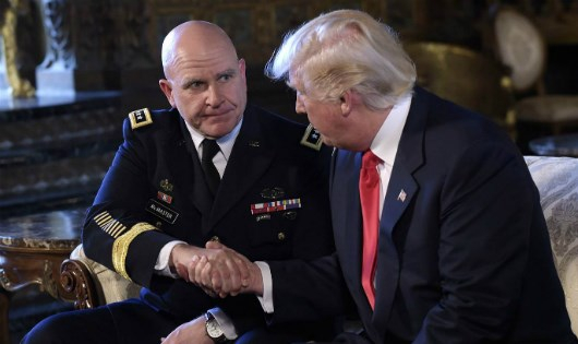 Tổng thống Trump đ&atilde; gọi &ocirc;ng McMaster (tr&aacute;i) l&agrave; &ldquo;một người t&agrave;i năng kiệt xuất v&agrave; kinh nghiệm phong ph&uacute;&rdquo;.