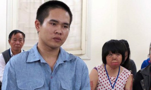 Bị c&aacute;o v&agrave; nạn nh&acirc;n tại T&ograve;a.