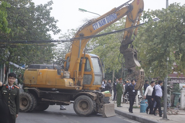 V&agrave;o đ&uacute;ng 8h, c&aacute;c lực lượng chức năng, m&aacute;y m&uacute;c, c&ocirc;ng nh&acirc;n đ&atilde; c&oacute; mặt tại c&aacute;c đợn vị kinh doanh tr&ecirc;n Hồ T&acirc;y ti&ecirc;n h&agrave;nh biện ph&aacute;p cưỡng chế, th&aacute;o dỡ, di dời phần cầu v&agrave; phần mặt s&agrave;n.