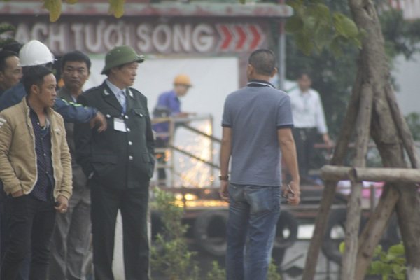 Lực lượng chức năng c&oacute; mặt chỉ đạo c&aacute;c đơn vị tiến h&agrave;nh th&aacute;o dỡ.