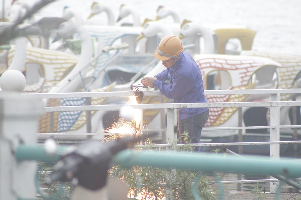 C&ocirc;ng nh&acirc;n tiến h&agrave;nh cắt phần sắt th&agrave;nh cầu.