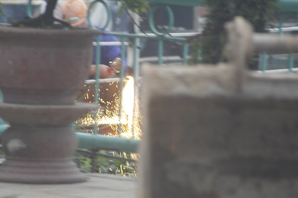 [Ch&ugrave;m ảnh]: Cưỡng chế c&aacute;c du thuyền, nh&agrave; nổi tr&ecirc;n Hồ T&acirc;y