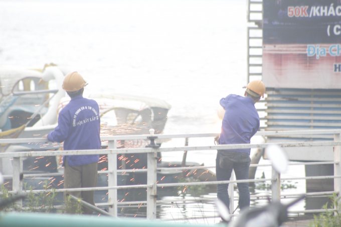 [Ch&ugrave;m ảnh]: Cưỡng chế c&aacute;c du thuyền, nh&agrave; nổi tr&ecirc;n Hồ T&acirc;y