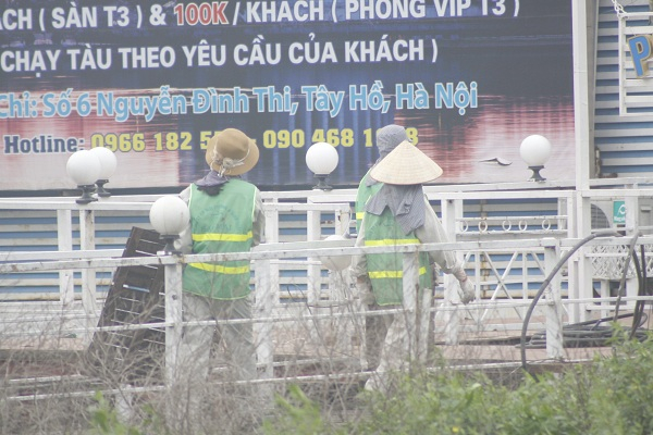 Những phần cầu đang được c&ocirc;ng nh&acirc;n th&aacute;o dỡ v&agrave; vận chuyển v&agrave;o trong.