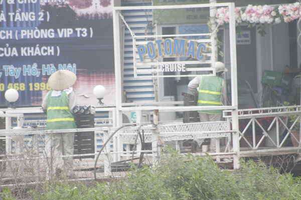 [Ch&ugrave;m ảnh]: Cưỡng chế c&aacute;c du thuyền, nh&agrave; nổi tr&ecirc;n Hồ T&acirc;y