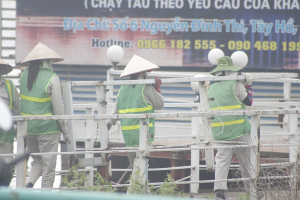 Trước đ&oacute;, đại diện nhiều doanh nghiệp đang kinh doanh dịch vụ tr&ecirc;n hồ T&acirc;y cho biết, sẵn s&agrave;ng chấp h&agrave;nh chủ trương của th&agrave;nh phố H&agrave; Nội cũng như phường Thụy Khu&ecirc;. Tuy nhi&ecirc;n, c&aacute;c doanh nghiệp mong muốn được hỗ trợ phần n&agrave;o. V&igrave; tất cả c&aacute;c doanh nghiệp hoạt động đều k&yacute; hợp đồng sử dụng mặt nước.
