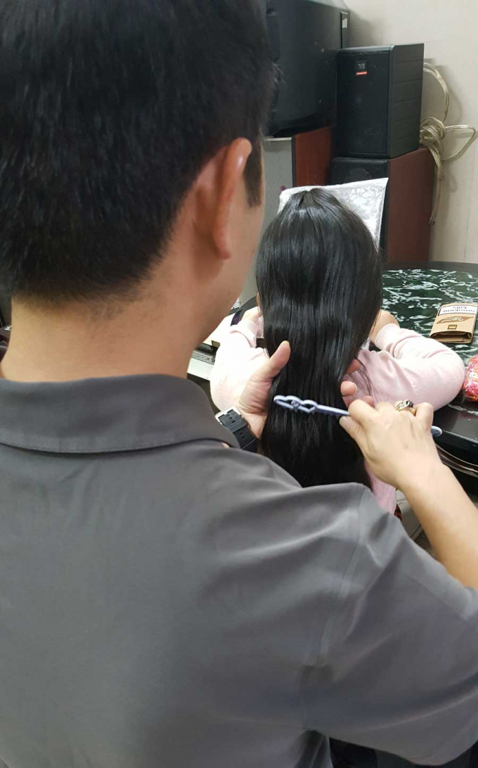 Bố buộc t&oacute;c cho con g&aacute;i trước giờ đưa con đi học. Ảnh NVCC.