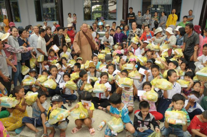 Trao qu&agrave; cho c&aacute;c em học sinh ngh&egrave;o tại c&aacute;c tỉnh miền Trung.