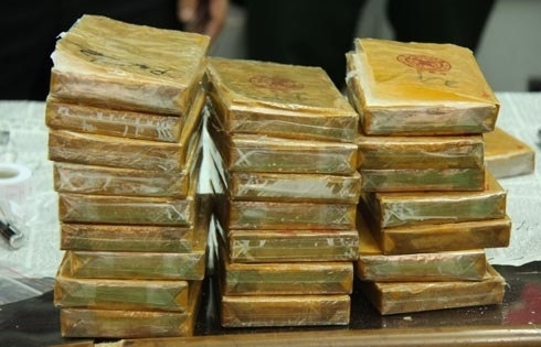 Sơn La: Bắt hai đối tượng đi xe máy vận chuyển 30 bánh heroin